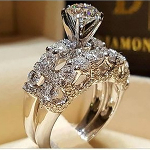 Anello Vintage con Motivo Floreale Traforato e Diamanti per Donne, Gioiello Elegante in Lega di Metallo Prezioso - Product Image 1