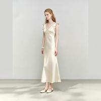 Robe de soirée longue Nicecover, modèle simple et élégant, en satin blanc, à manches courtes à volants, coupe ajustée, idéale pour les mariages, les voyages et les séances photo.