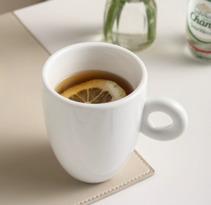 แก้วกาแฟเซรามิกสีขาวทรงกลมพร้อมหูจับแบบวงกลม ผลิตตามสั่ง แบรนด์ของลูกค้า ปลอดภัยสำหรับอาหาร ภาชนะหนาสำหรับธุรกิจบริการอาหาร ขายส่งจำนวนมาก - Product Image 6