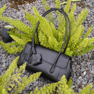 กระเป๋าถือหนังแท้สไตล์ใหม่สำหรับผู้หญิง ดีไซน์คลาสสิก สีพื้นเรียบง่าย สายสะพายเดี่ยว รับสกรีนโลโก้ - Product Image 1