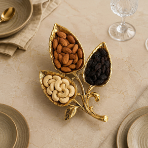Plateau décoratif en forme de feuille plaqué or avec trois compartiments pour noix, fruits secs et organisation de petits objets - Product Image 1