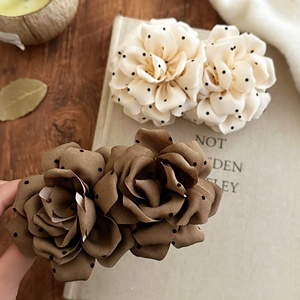 Elegante Pinza para el Cabello con Diseño de Rosas y Puntos Franceses, Accesorio de Moda para Mujer - Product Image 3