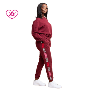 <span class=keywords><strong>Felpa</strong></span> rossa personalizzata Set di pantaloni <span class=keywords><strong>con</strong></span> stampa africana all'ingrosso comoda tuta <span class=keywords><strong>con</strong></span> strisce laterali per Activewear e Loungewear - Product Image 1