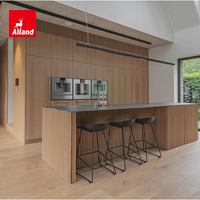 Armoire de cuisine Alland sur mesure, éco-responsable, en bois massif naturel, finition grain de bois, sans poignée, minimaliste, avec panneau de façade prêt à assembler et îlot cannelé