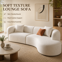 Canapé sectionnel asymétrique incurvé, texture bouclette blanche, assise profonde et confortable, design minimaliste et chaleureux.