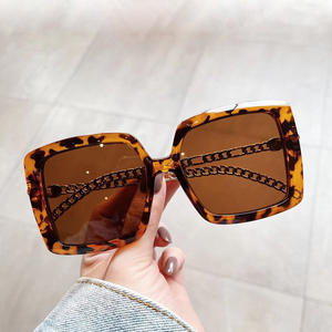 แว่นกันแดดทรงสี่เหลี่ยมขนาดใหญ่ยี่ห้อจีสำหรับผู้หญิงกรอบพีซีป้องกันรังสียูวี 400 ประเภท 3 ที่บังแดดดีไซน์โซ่ทันสมัย - Product Image 1