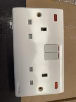 Abuk 2gang 2way Switch AC 100 ~ 250v UK Standard Wall Power Panel Britain Outlet 13a Prise de courant électrique avec indicateur LED
