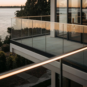 Accessoires de garde-corps de balcon <span class=keywords><strong>en</strong></span> verre à canal <span class=keywords><strong>en</strong></span> U avec éclairage LED, Système de garde-corps <span class=keywords><strong>en</strong></span> verre sans cadre noir moderne personnalisé pour escalier et terrasse - Product Image 3