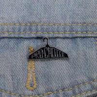 En gros, Nouveaux épingles créatives en métal noir, badges mignons de dessins animés avec design alphabétique pour accessoires de mode