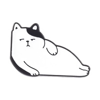 Broche en émail de dessin animé chat mignon endormi et paresseux, chat noir et blanc couché au sol avec les yeux mi-ouverts, pour sac, revers, badge, bijou, cadeau
