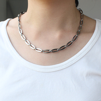 Collier minimaliste en acier inoxydable étanche, forme capsule fine, maillons ovales argentés brillants, chaîne entrelacée pour usage quotidien