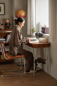 שולחן כתיבה רב תכליתי עמיד מודרני עבור משרד השינה עץ מלא עם עיצוב אירופאי כולל מגירה ידידותית לסביבה - Product Image 2