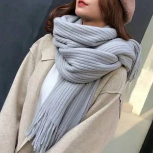 ผ้าพันคอไหมพรมสไตล์เกาหลีสำหรับผู้หญิง หนานุ่ม อุ่นสบาย สำหรับฤดูใบไม้ร่วงและฤดูหนาว ดีไซน์ทันสมัย สีแดงล้วน  ใช้งานได้หลากหลาย  ลายพิมพ์ - Product Image 3