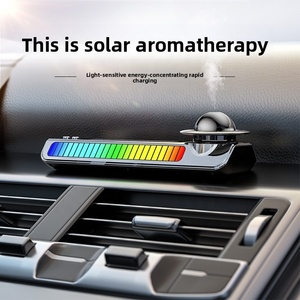 Ambientador de coche con energía solar de gama alta con función de pulverización inteligente Soporte moderno para matrícula y fragancia de perfume de larga duración - Product Image 2
