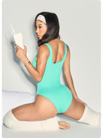 Combinaison de sport sans couture pour femme, moulante et amincissante, avec short intégré et logo frontal, idéale pour le yoga et la gym
