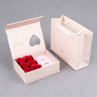 Ensemble de boîtes à bijoux roses en gros, boîte cadeau à couvercle rabattable avec fenêtre en forme de cœur et sac fourre-tout assorti