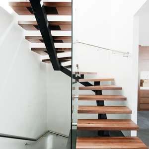 <span class=keywords><strong>Escalier</strong></span> <span class=keywords><strong>droit</strong></span> à tube carré Conception flottante Cadre en acier massif Marchepied en bois pour maisons et bureaux contemporains - Product Image 2