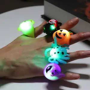 Groothandel 4Cm * 4Cm * 4Cm Halloween Kleine Geschenken Prom Party Vinger Lichten Gloeiende Speelgoed Weird Pompoen spider Ghost Skelet Bat Ring