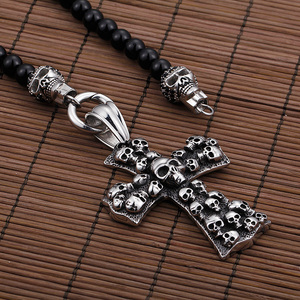 قلادة بسلسلة من الخرز الزجاجي الأفريقي من كالين مع قلادة على شكل جمجمة وصليب - Product Image 3