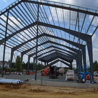 Structure en acier préfabriquée industrielle moderne en métal léger, ossature en pignon, atelier, bâtiment de bureaux, construction pour usage d'entrepôt