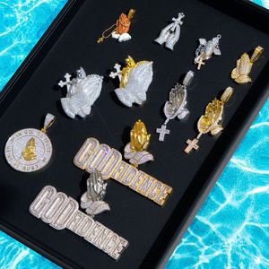 Collier avec pendentif en forme de croix pour hommes, style hip-hop, mains en prière, micro-pavés, zircon cubique 5A, vente en gros - Product Image 1
