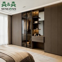 Armoire sur mesure de luxe moderne avec coiffeuse intégrée, portes vitrées et éclairage LED pour chambre principale