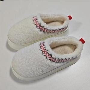 Taille 36-41 Bottes <span class=keywords><strong>de</strong></span> neige à semelles épaisses <span class=keywords><strong>de</strong></span> haute qualité Pantoufles chaudes antidérapantes confortables pour femmes - Product Image 5