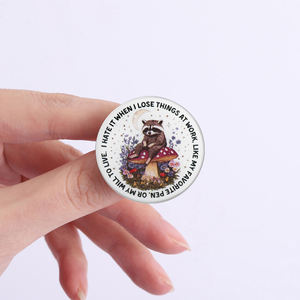 Spilla 'Mi <span class=keywords><strong>odio</strong></span> quando perdono le cose sul lavoro' con stampa UV, divertente distintivo con procione e fungo, regalo per impiegati - Product Image 4