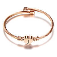 Bracelet extensible en acier inoxydable pour femme XM avec breloque cœur et gravure, bracelet en fil métallique pour femme avec 26 lettres gravées