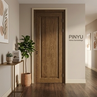 Armoire en bois massif avec cadre en laiton et verre cannelé vertical en noyer foncé, pour chambre, dressing, cuisine, ou comme porte intérieure de séparation.