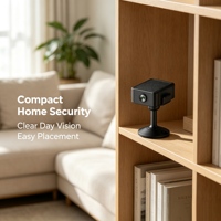 Caméra WiFi miniature de surveillance à domicile avec vision nocturne, suivi humain, stockage cloud et accès par smartphone pour la surveillance à distance des pièces.