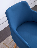 Chaise de salle à manger scandinave de style nordique en velours, dossier au design moderne, revêtement en tissu, structure solide, pieds en métal, mobilier de maison