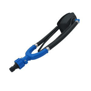 Limpiador de motores fueraborda de doble manguera azul con abrazadera rectangular para lavado de embarcaciones - Product Image 5