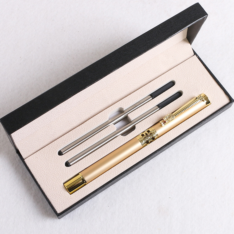 Caja de regalo + pluma de firma dorada
