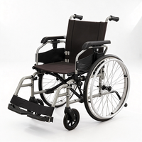 Fauteuil roulant manuel pliant avec accoudoir amovible et réglable en hauteur pour personnes âgées