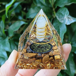 Pyramide en résine époxy avec cristaux, ornement de bureau, décoration d'aquarium, cristal blanc, œil de tigre, cadeau - Product Image 3