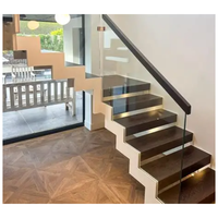 Escalier moderne à double poutre, poutres en Z jumelées, marches ouvertes en hickory, escalier résidentiel pour villa