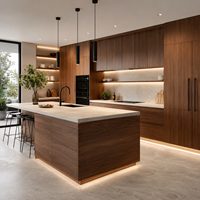 Armário de Cozinha Modular em Formato L com Acabamento em Madeira Nogueira Moderna, Sem Puxadores, com Bancada de Quartzo para Apartamento ou Vila