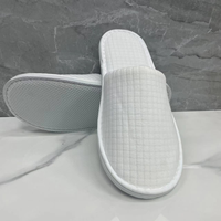 Pantoufles d'hôtel en gros, luxe, bon marché, blanches, lavables, jetables, pantoufles de spa pour invités, en polaire corail, à bout fermé