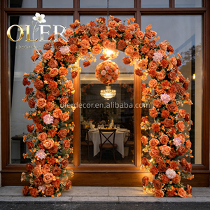Arco Nuziale Artigianale di Lusso in Seta con Composizione Floreale Realistica di Rose Arancioni per Decorazioni Eleganti di Eventi, Sfondo per Palcoscenico e Decorazioni con Lanterne - Product Image 1