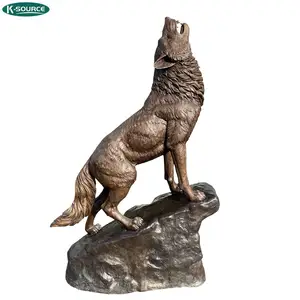 Life-size animal sculptures A Howling Wolf at Edge of a Cliff Bronze statue