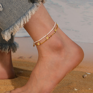 Chaîne de cheville double rangs en acier inoxydable doré avec breloques florales, perles ovales et perles blanches, pour femme, idéale pour l'été et la plage - Product Image 1