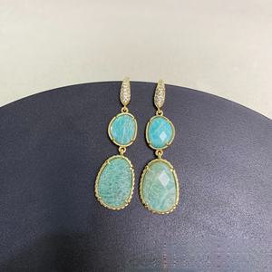 A761 Boucles <span class=keywords><strong>d</strong></span>'oreilles en cristal micro-pavé de zircon cubique avec pierre brute naturelle, boucles <span class=keywords><strong>d</strong></span>'oreilles pendantes en pierre amazonite plaquées or - Product Image 2