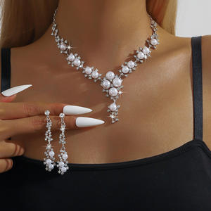 Ensemble de bijoux élégant et romantique avec perles et strass floraux, avec boucles d'oreilles, directement de l'usine - Product Image 2