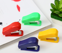 Vente directe du fabricant Agrafeuse manuelle miniature de couleur unie Portable Agrafes n°10 pour la papeterie scolaire