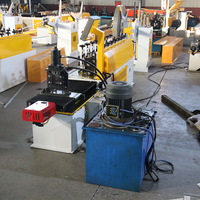Machine de formage à rouleaux pour systèmes de plafonds, production de grilles en acier et de profilés Omega