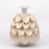Vase en céramique avec pétales pincés à la main Décor de table unique de style chinois sculptural