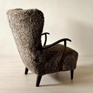 Fauteuil lounge capitonné en peau de mouton et fourrure de mouton, style Mid-Century, fabriqué sur mesure par une menuiserie danoise, avec dossier ailé, garantie 10 ans - Product Image 5