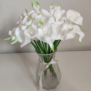Vente en gros Mini Calla Lilies Fleurs <span class=keywords><strong>de</strong></span> tulipes artificielles réalistes Bulbes <span class=keywords><strong>de</strong></span> <span class=keywords><strong>lys</strong></span> en PU au toucher réel pour la décoration <span class=keywords><strong>de</strong></span> la Saint-Valentin - Product Image 2