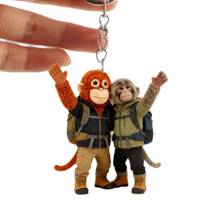 Porte-clés singe randonneur en acrylique plat 2D, breloque mignonne pour sac à dos de couple, cadeau de voyage, pendentif de sac extérieur avec <span class=keywords><strong>film</strong></span> protecteur - Product Image 1